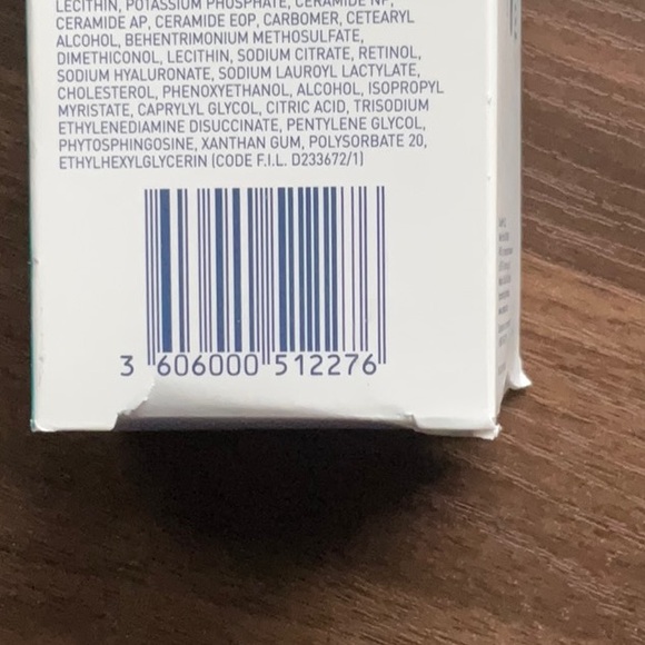 CeraVe Resurfacing Retinol Serum - Blue and White - Picture 3 of 3